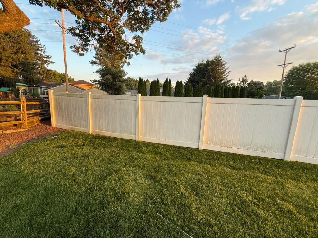 Dirty vinyl fence before cleaning